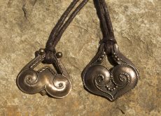 Női és férfi bronz amulett medál párban